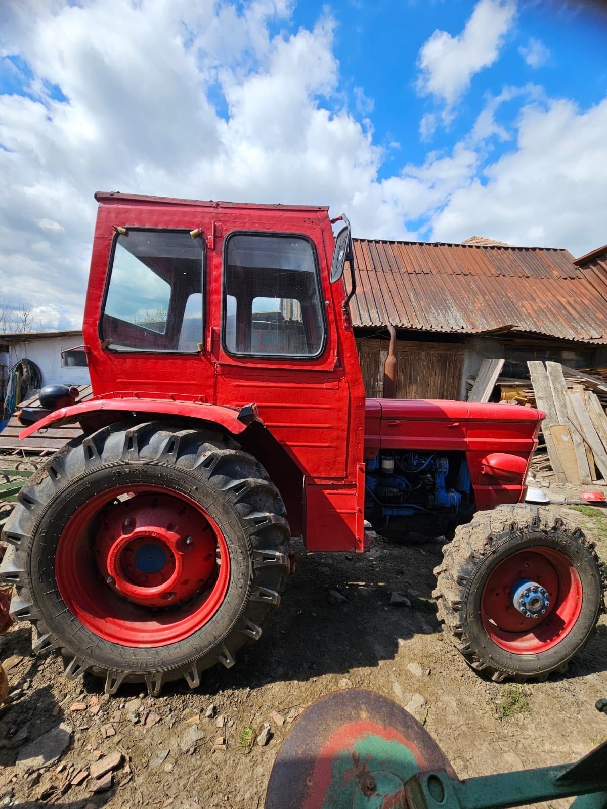Tractor cu utilaje agricole