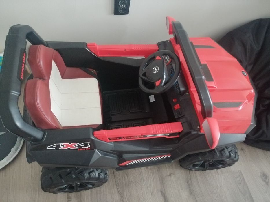 Продаем детскую машину электромобиль