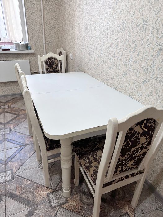 Кухонный стол и стулья