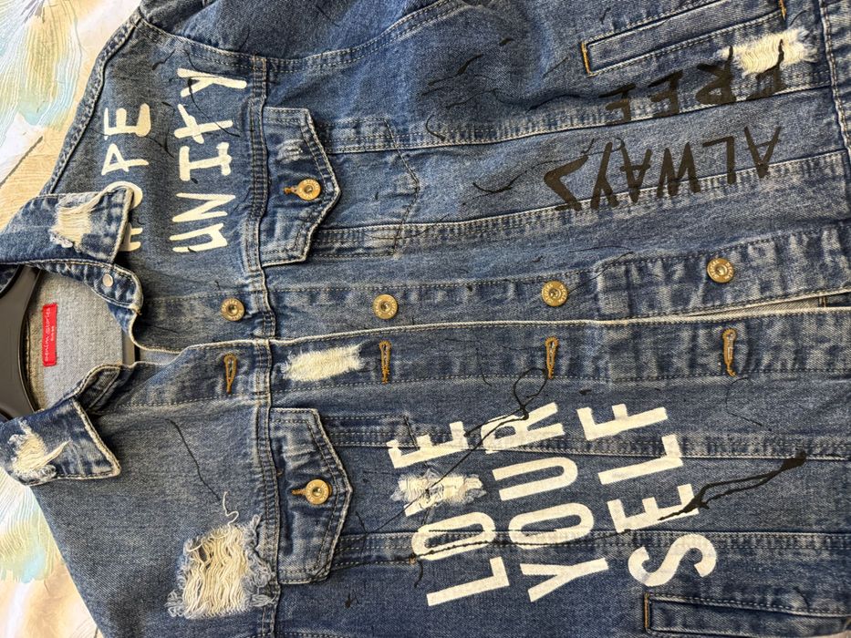 Дънково яке с надписи и кожено бомбър зимно яке