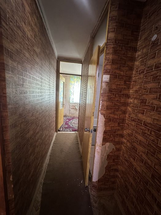 Ассалому Аллайкум Вокзал 1 хоналик квартира сотилади йулни устила дом