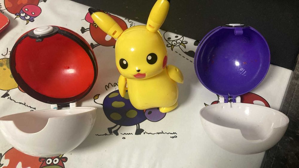 Bakugani cu cartonase si cutie Pokemon