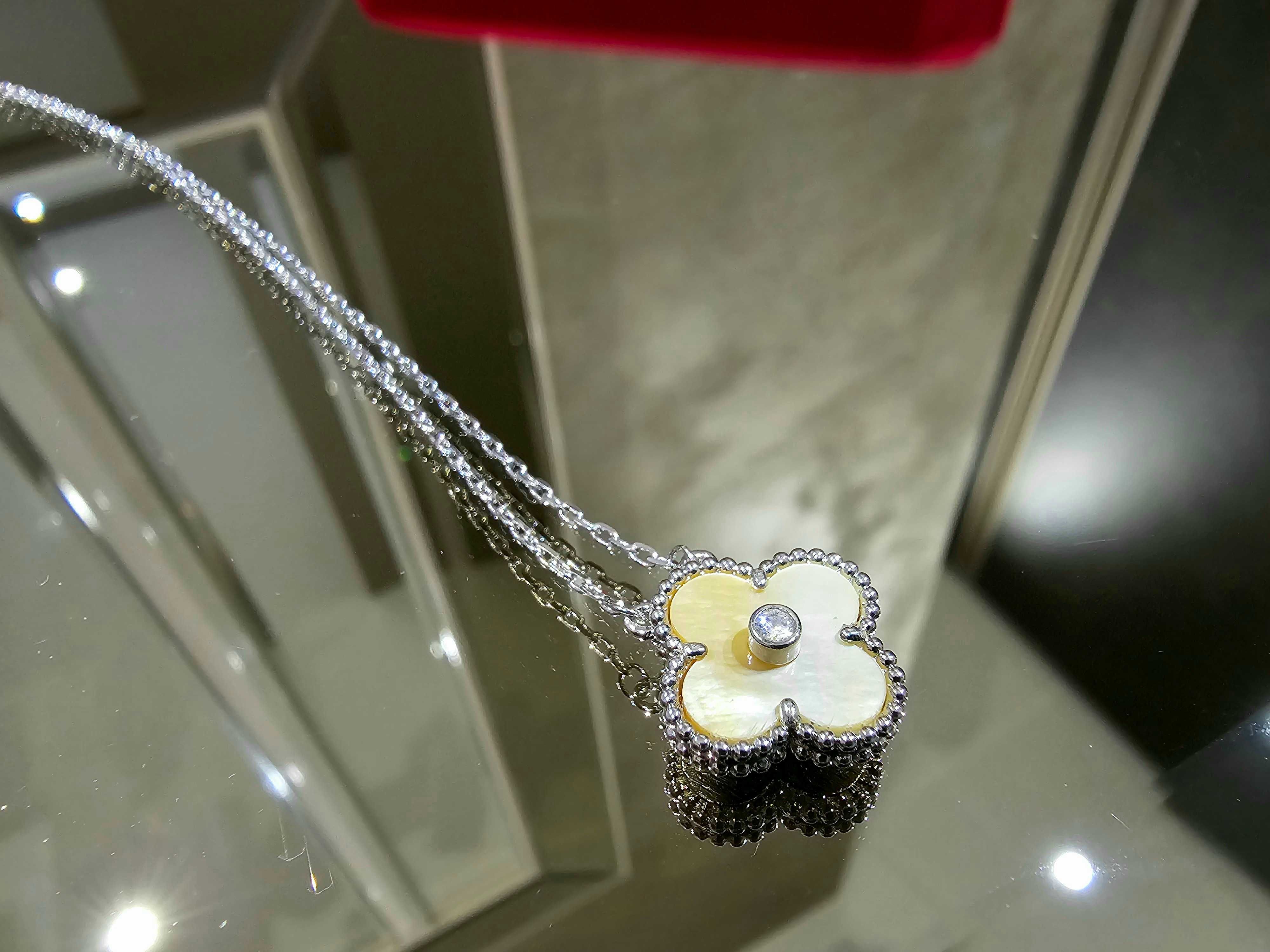 Van Cleef & Arpels VCA Silver Cream Mother Pearl Diamond Clover Колие