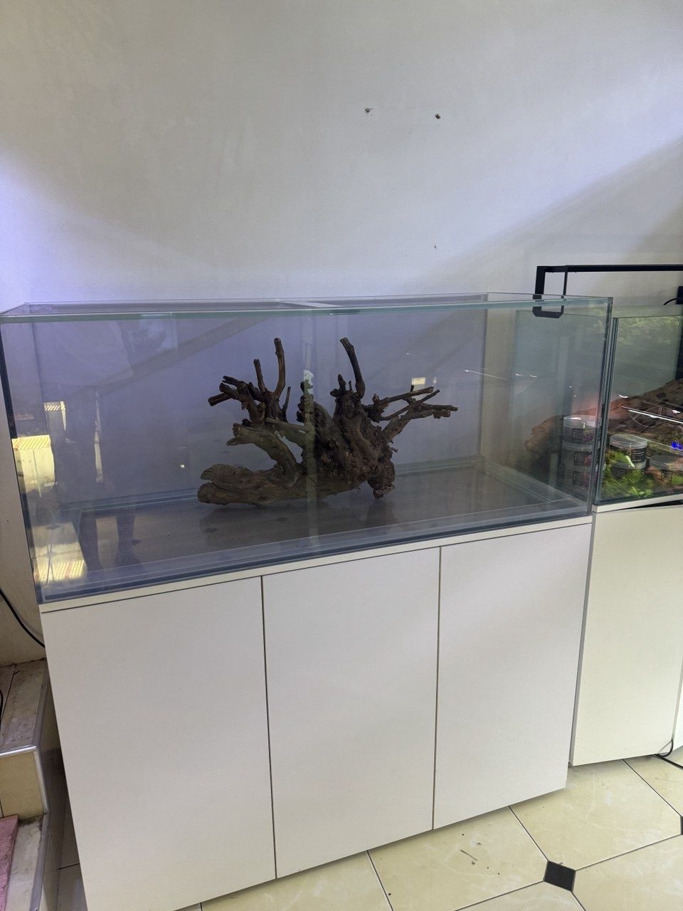 Akvarium sotiladi