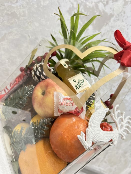 В продаже имеются новогодние подарочные корзины .