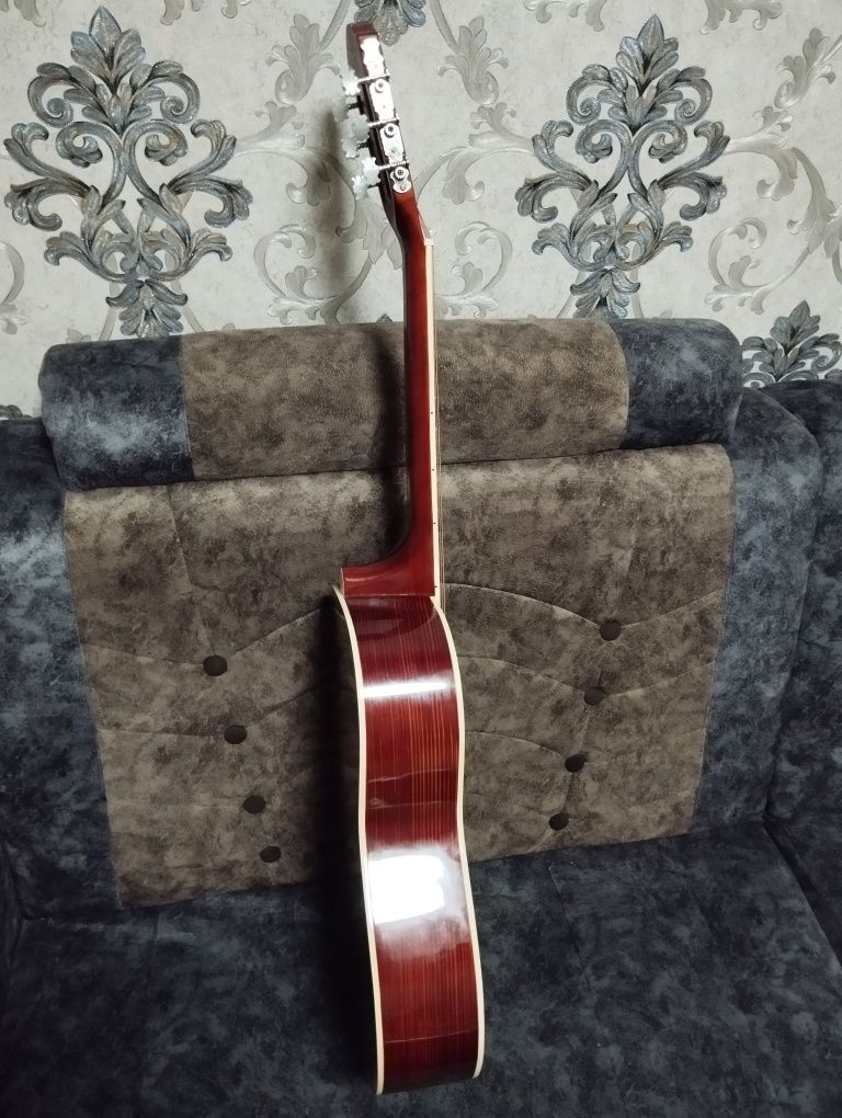 Cllasic  gitara  sotladi