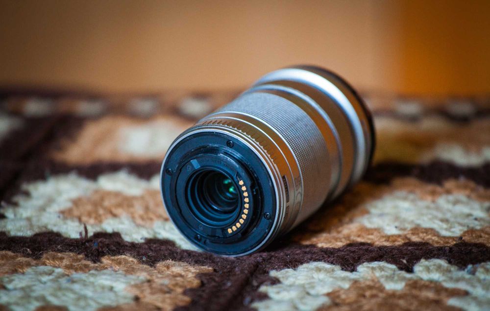 Obiectiv Mirorless Olympus 40-150 mm cu Parasolar.