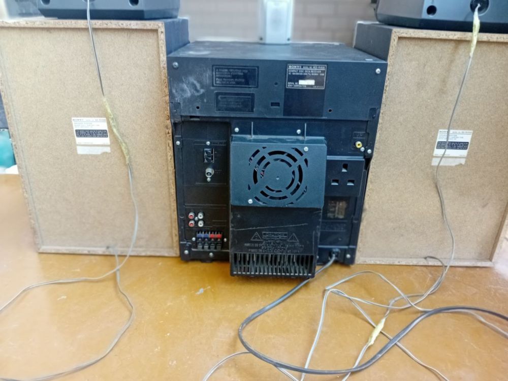 Muzikalniy sentr sony iwledi holati yangide pulti bor 4ta kalonkali&.
