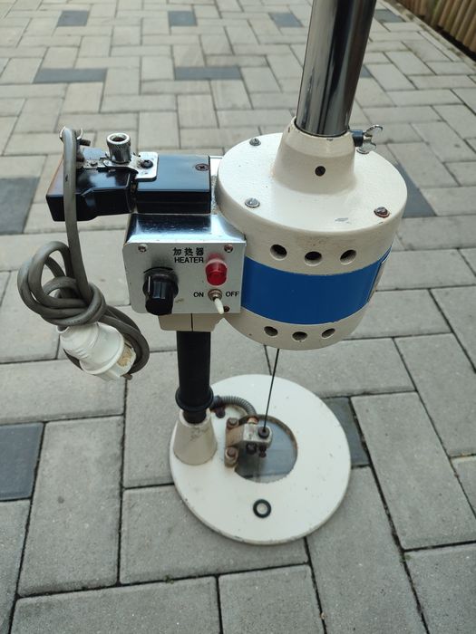 Mașină de dat semne (găurit )pentru țesături cu încălzite electricā