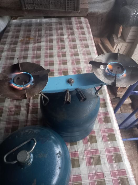 Aragaz camping cu doua ochiuri și doua butelii