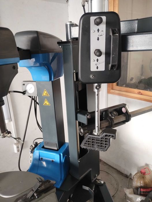 Продавам Италиански машини за монтаж, демонтаж и баланс на гуми