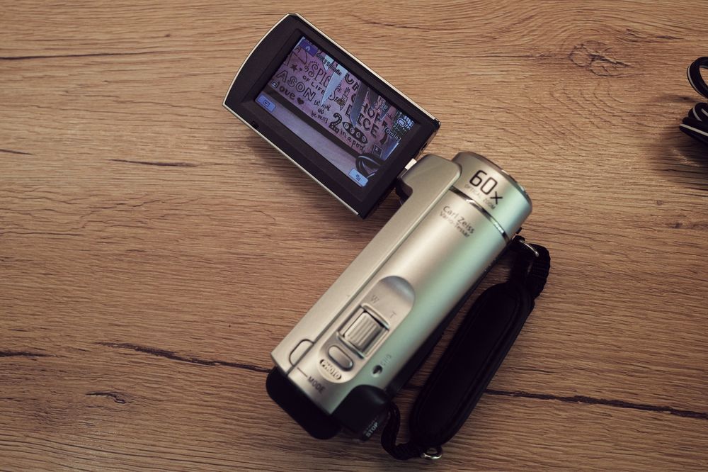 Camera Video Sony Handycam cu SD si memorie interna 4gb touchscreen