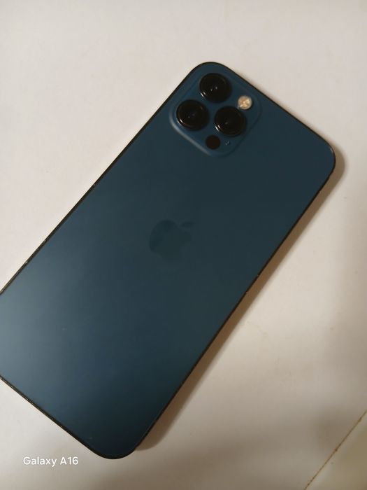 Vând iPhone 12  albastru