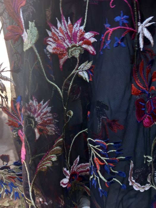 Vând fusta de tul cu broderie florala