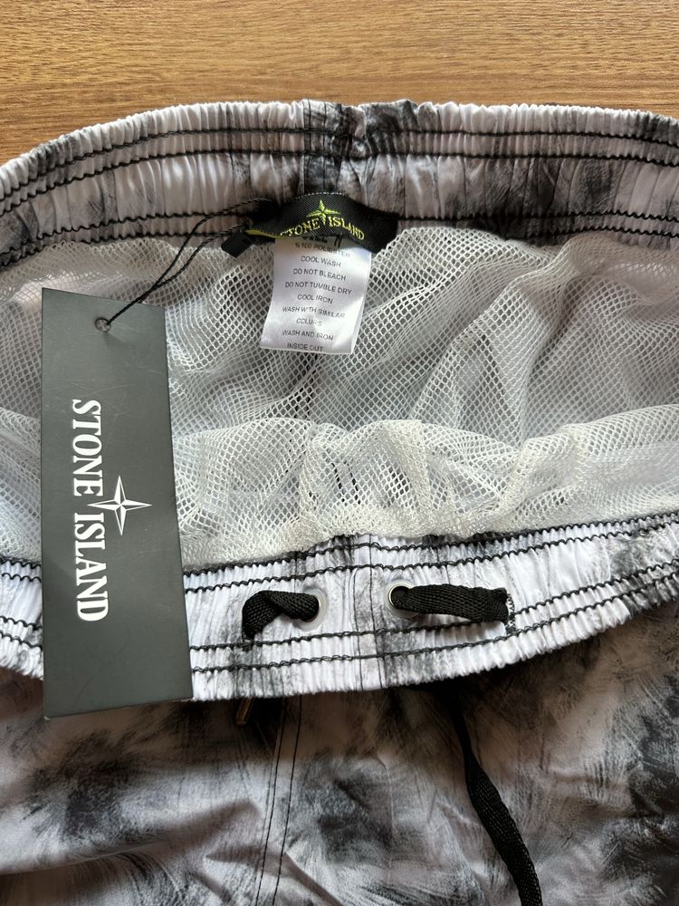 Мъжки,шушлекови шорти Stone Island с мрежеста подплата