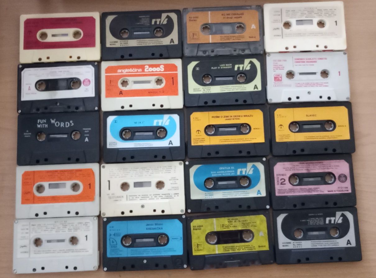 Продавам 40 броя аудио касети без кутии със музика