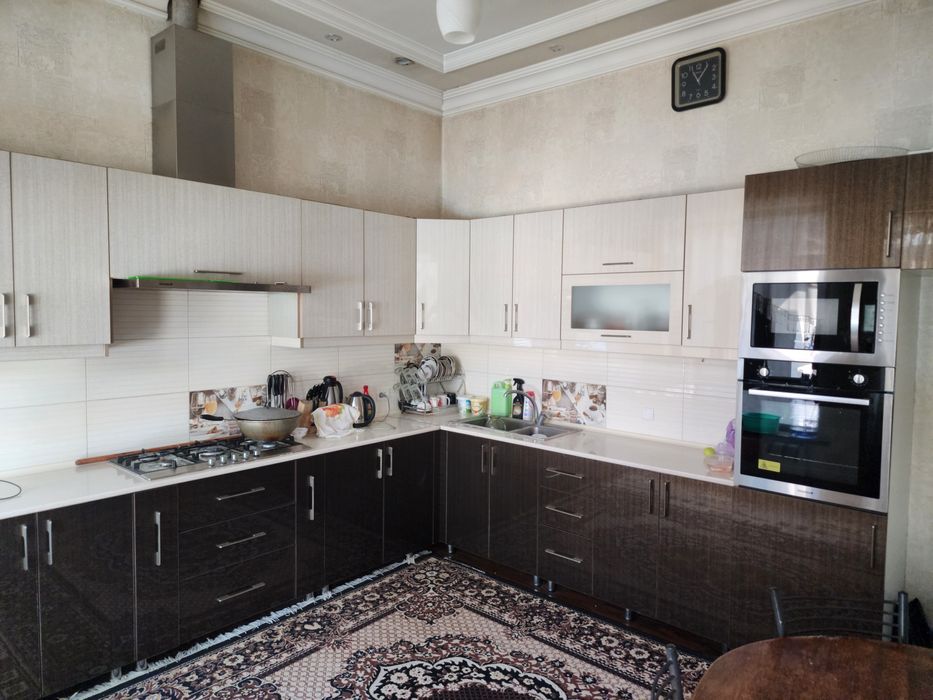 Кухня. Люстри. Мебел.