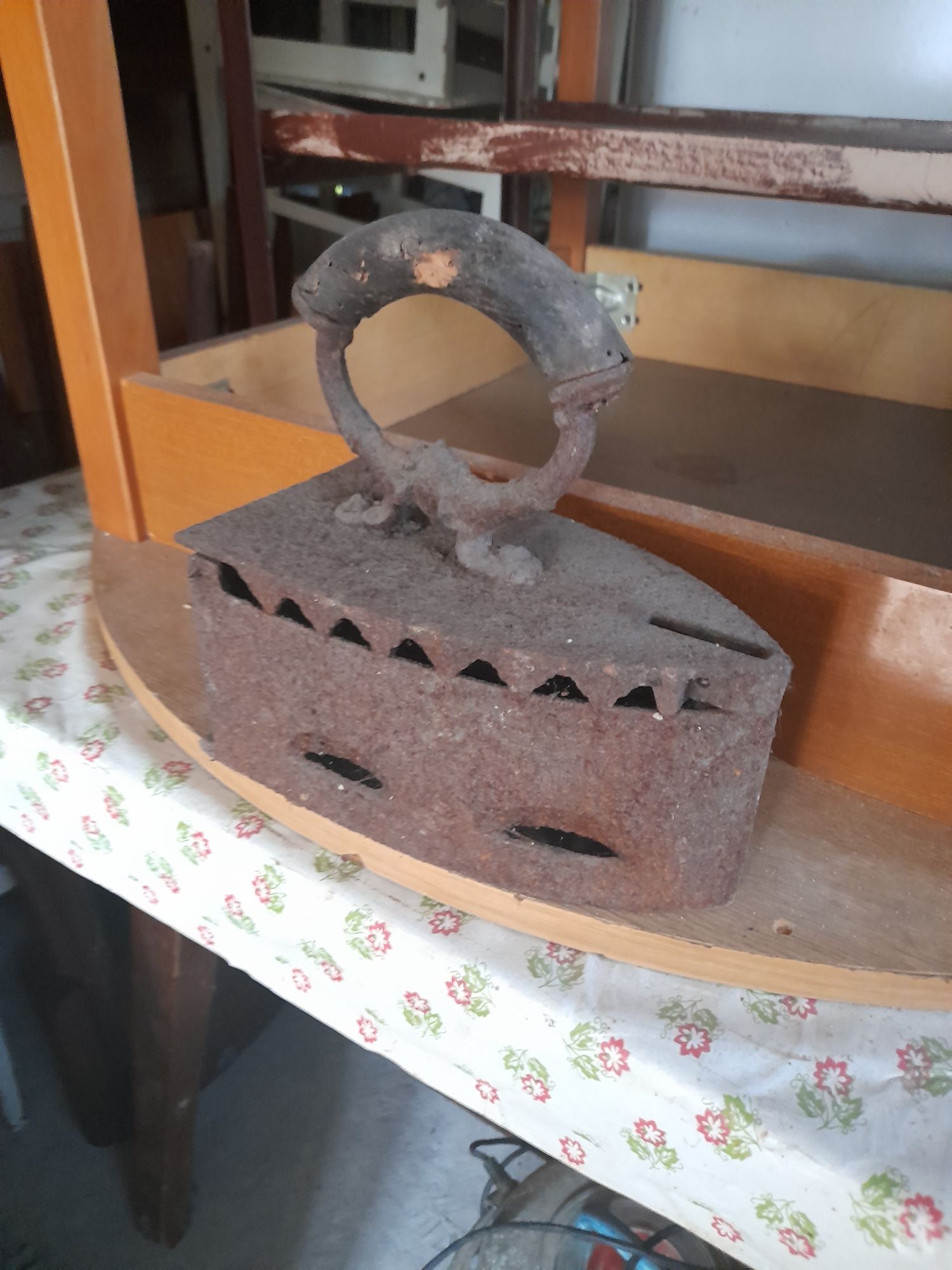Стара ютия,кошници и бирени бутилки