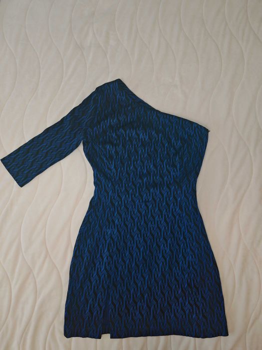 Рокля с цепка и едно рамо