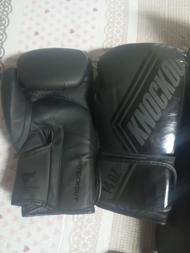 Vând echipament kikbox knockout!!