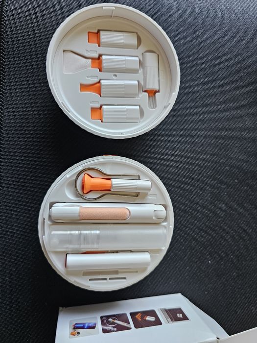 Instrument complet pentru curățare diverse obiecte electronice.