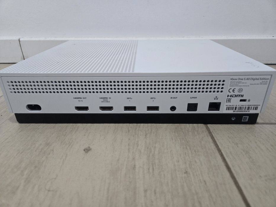 Xbox One S 1TB cu un controller
