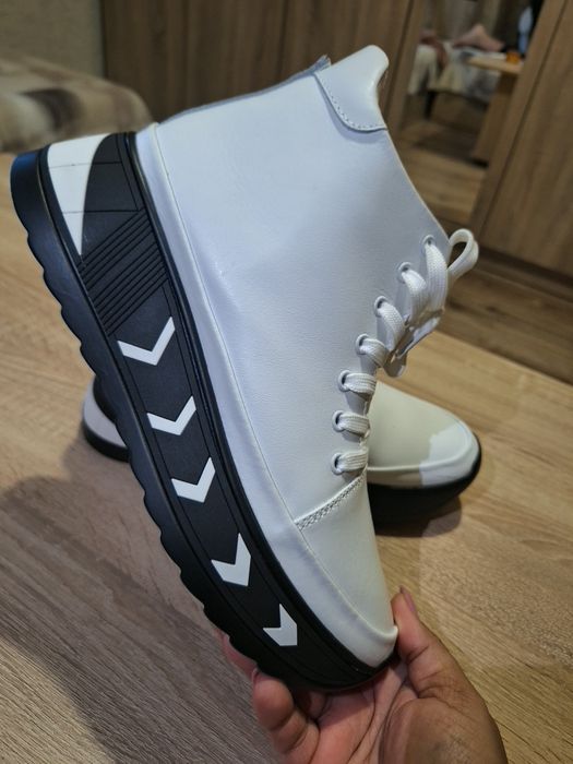 Боти  бели къси..