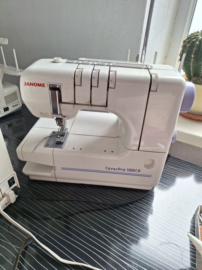 Продам швейную машинку распошивалку Janome