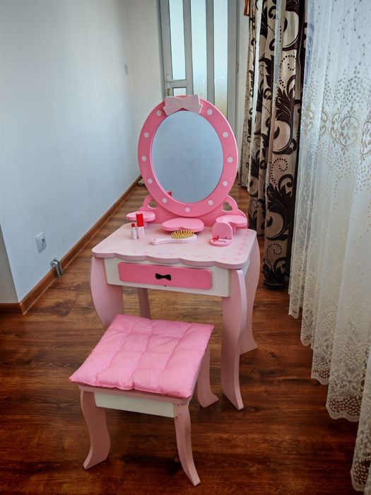 Masa de machiaj cu scaun și accesorii