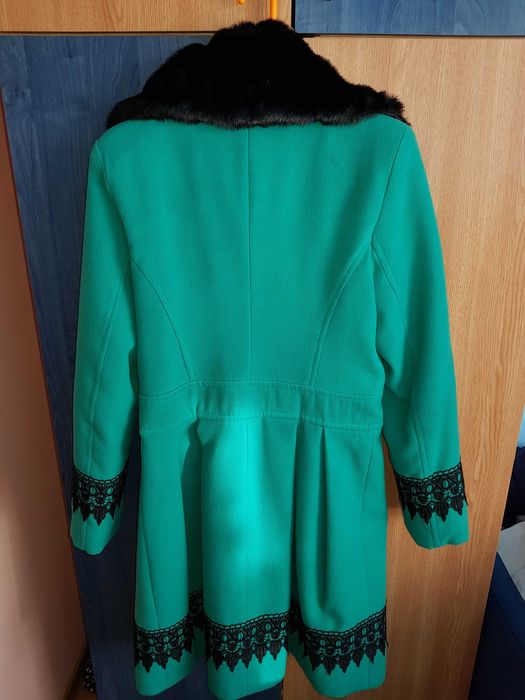 Palton damă verde cu dantela neagra , marime 40/42 , ca nou