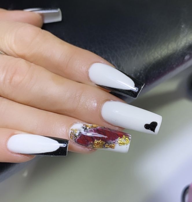 Stilist protezist . Aplic unghii cu gel