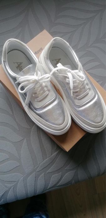 Сребристи маратонки