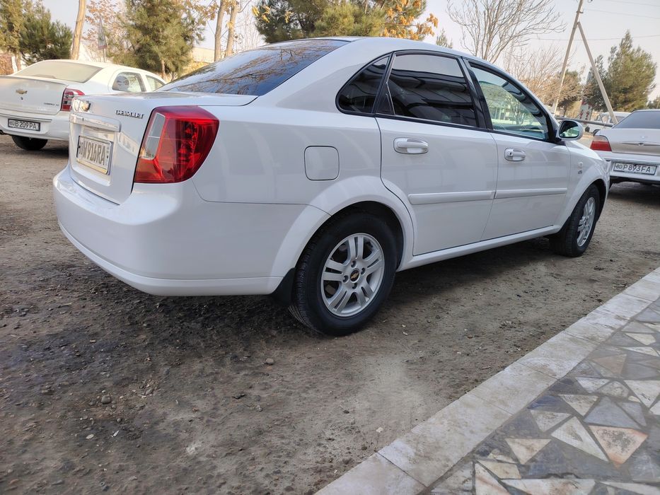 Lacetti 1.8 sotiladi