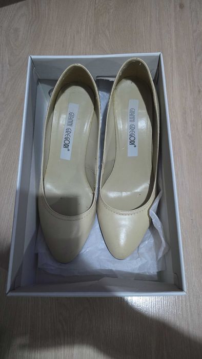 Vând Pantofi din piele galben pai