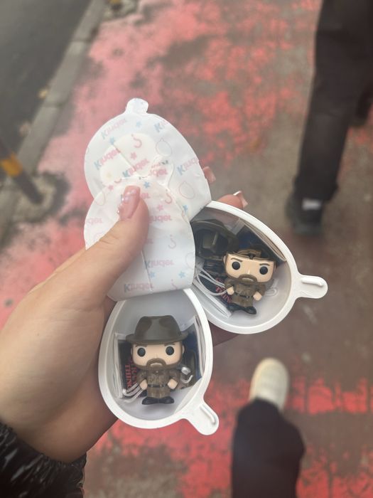 Два броя фигурка на Хопър