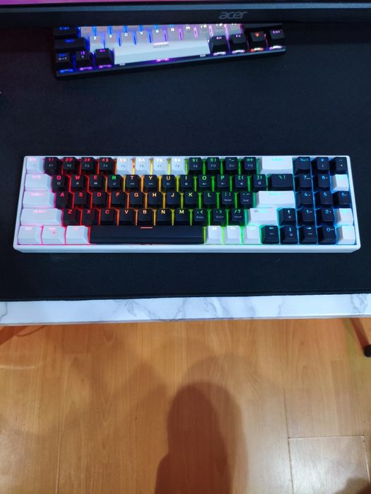 Tastatura mecanica wireless / taste alb cu negru