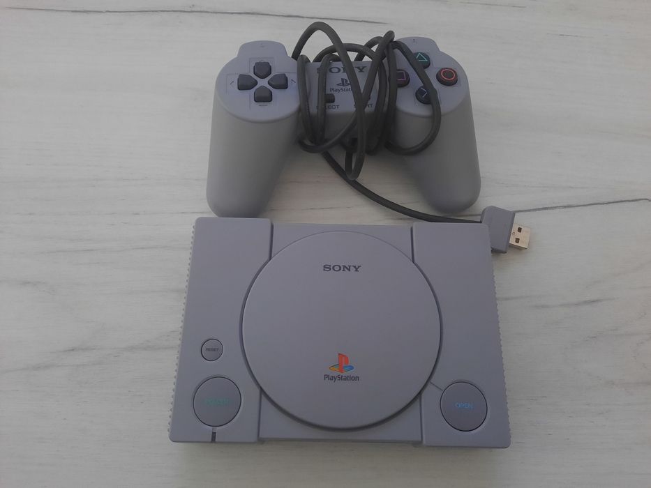 Продам Playstation classic Mini. В подарок портативная приставка