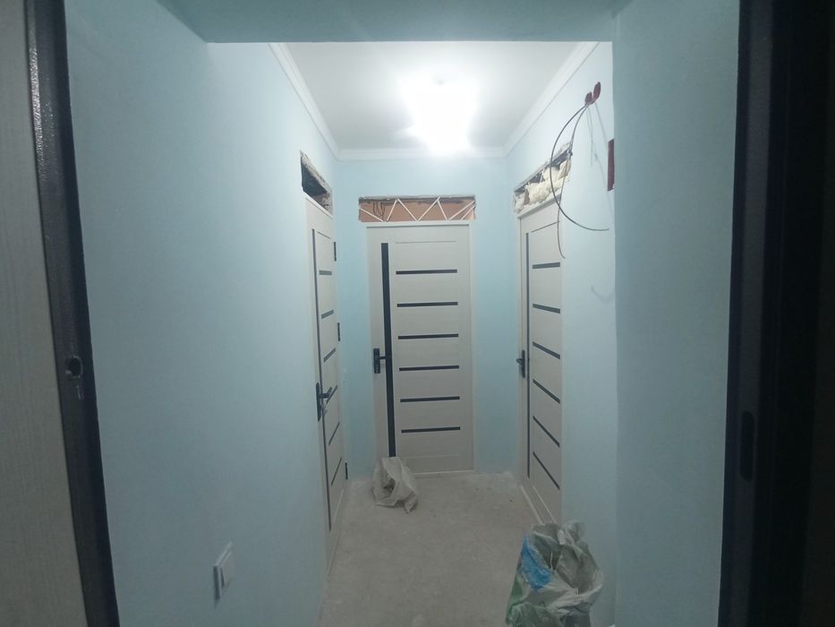 Qoyliq ota masjidi orqasida 1 xonali yangi bitgan uy minus 1 etajda