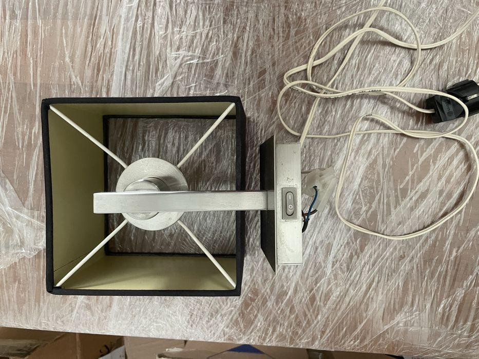 Практична Стенна лампа