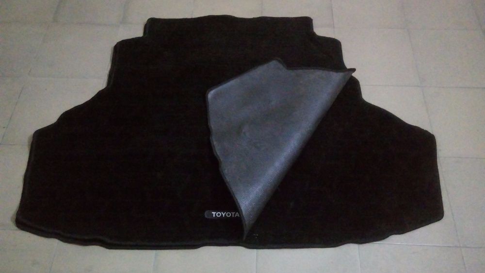 Продам коврики родной багажника на Lexus ES 300.
