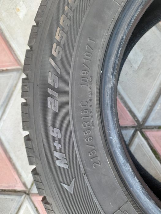 Vând 4 anvelope de iarna 215 65 r16c GOODYEAR  foarte bune