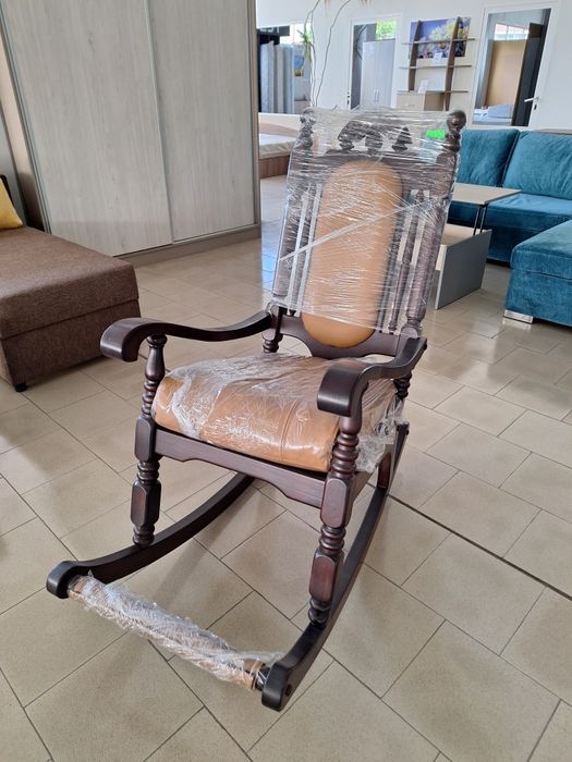 Дървен люлеещ се стол с естествена кожа