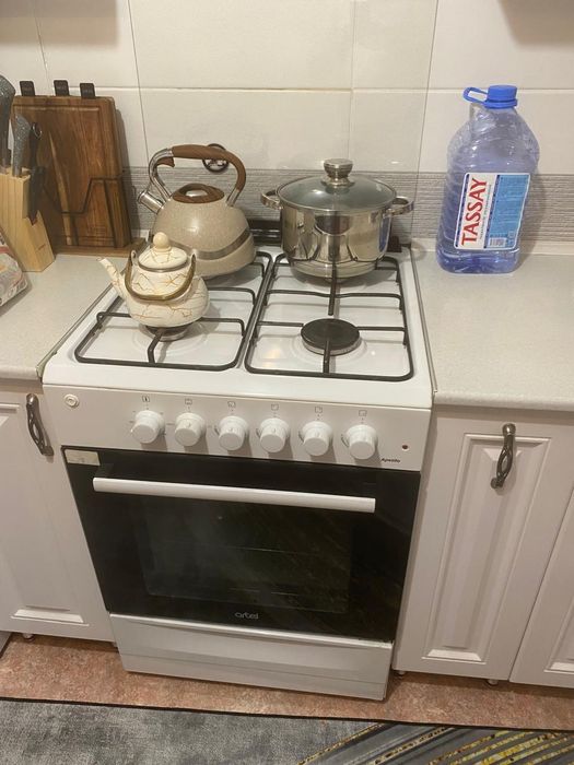 Продам газовую плиту. 4 камфорки, электрическая духовка. Состояние отл