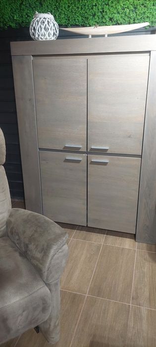 Dulap cu rafturi din lemn