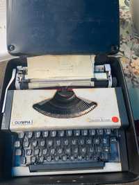 Vand masina de scris functionala.
