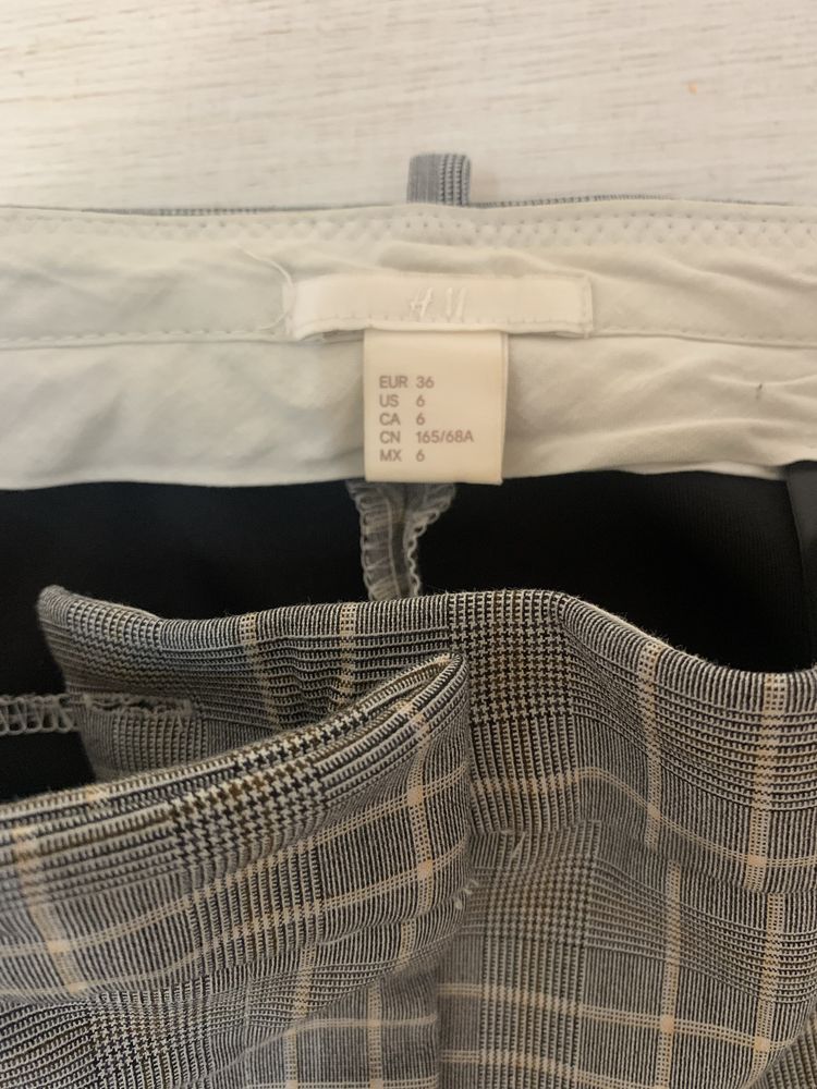 Pantaloni conici in carouri H&M
