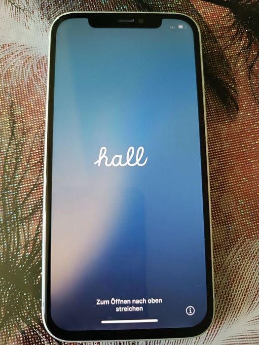 Iphone 12 + 7 кейса подарък