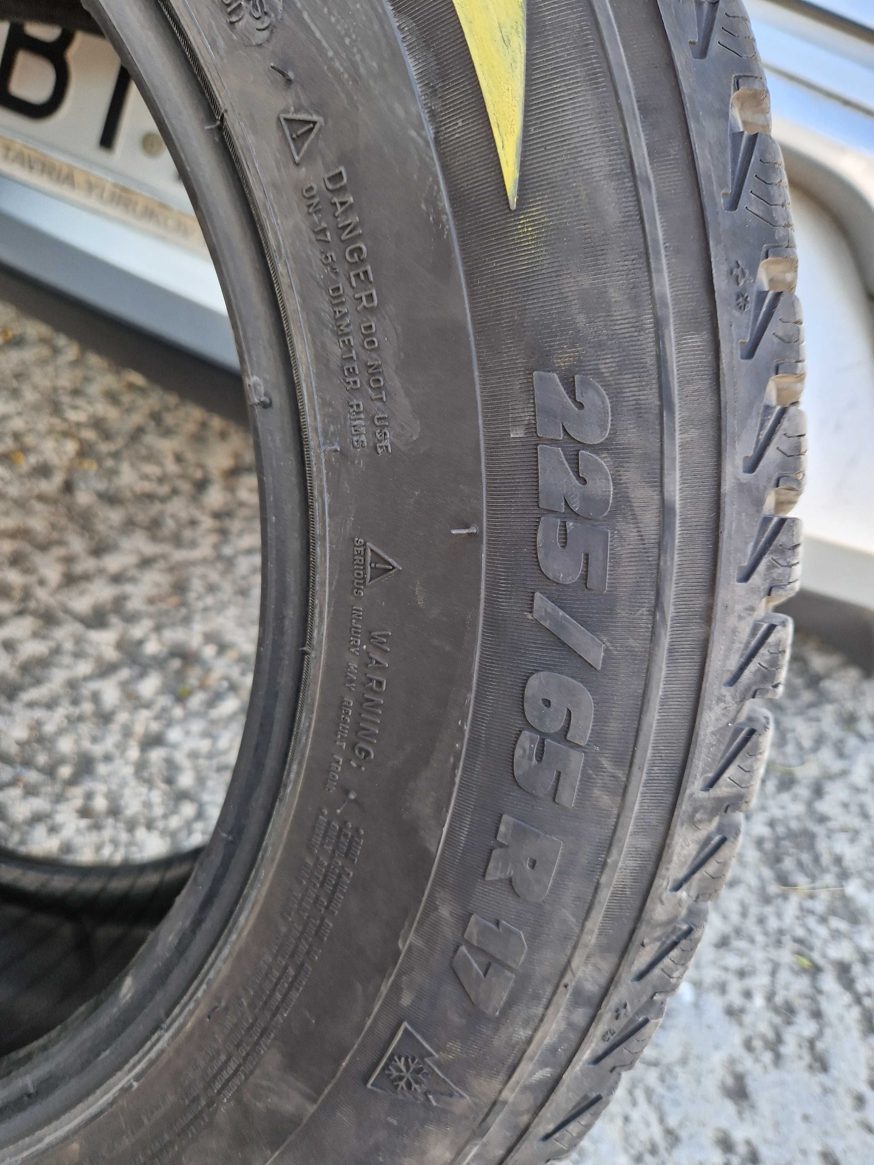 Продавам употребявани зимни гуми Michelin  225/65 R 17 за джип