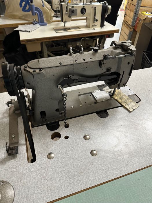 Двуиглова шевна машина за кожа
Consew Model 327RB-2 Made in Japan.