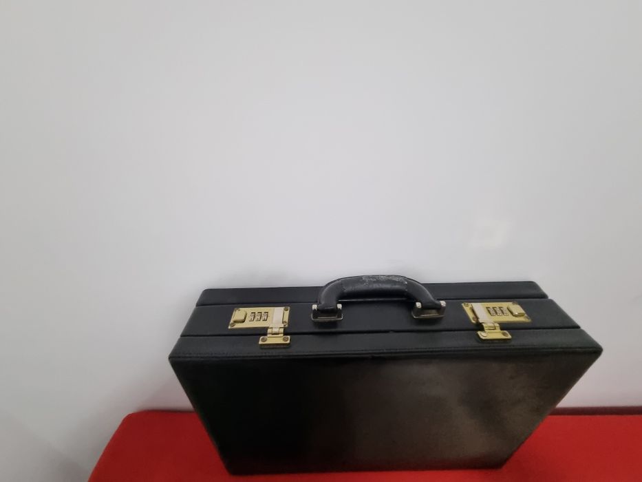 Vand serviete/genți de tip diplomat